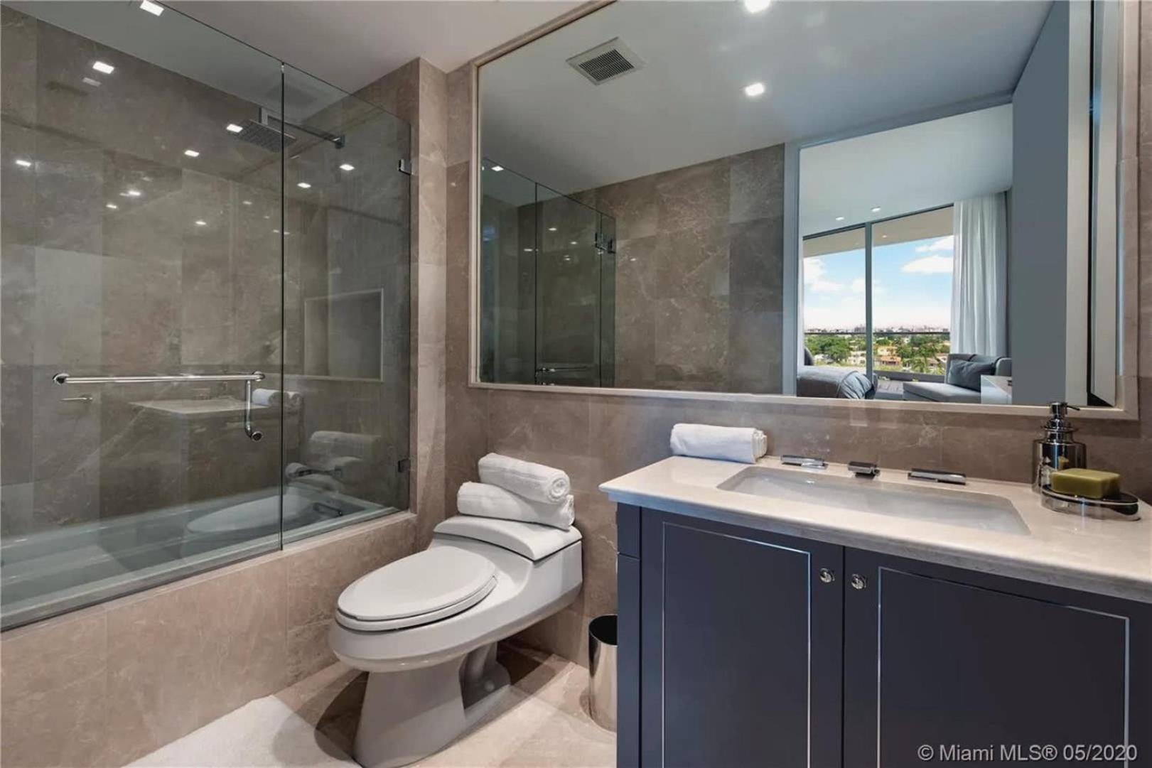 Elegant 4-bdr Oceanfront With Skyline Views Apartment