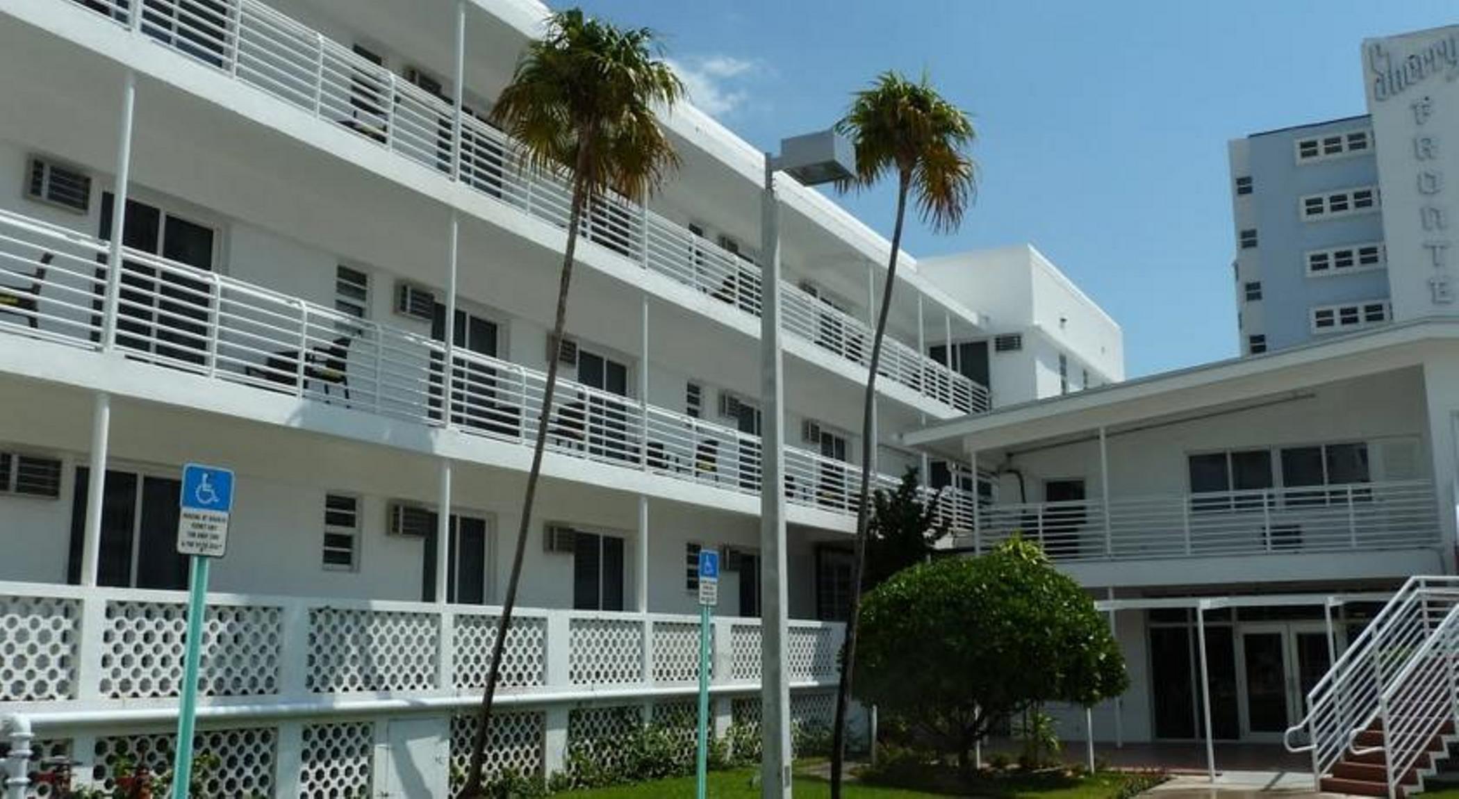 Collins Hotel 3*