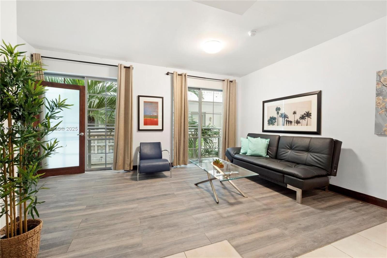 Strand Ocean Drive Suites Aparthotel