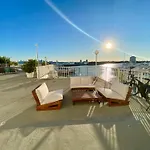 Luxurious Remodeled Direct Waterfront Apartment With Miami Skyline View And Outdoor Terrace Free Parking 5Min Drive To Miami Beach