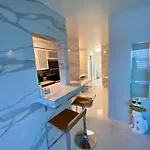 Luxurious Remodeled Direct Waterfront Apartment With Miami Skyline View And Outdoor Terrace Free Parking 5Min Drive To Miami Beach