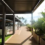 Castle 835 Oceanview Studio On Beach With Pool, Gym, Bars, And Free Parking