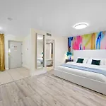 Ocean Drive Apartments With Rooftop Pool, South Beach, Miami