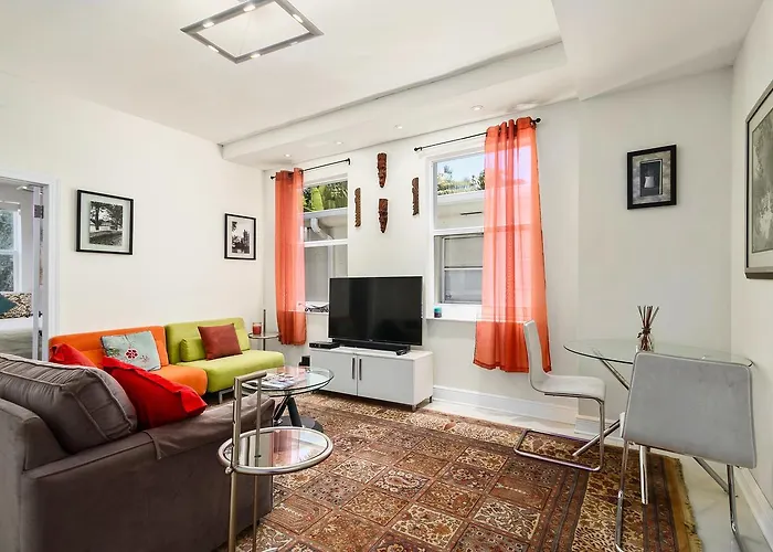 Two Bedroom Two Bath Apartment 2 Block To Beach