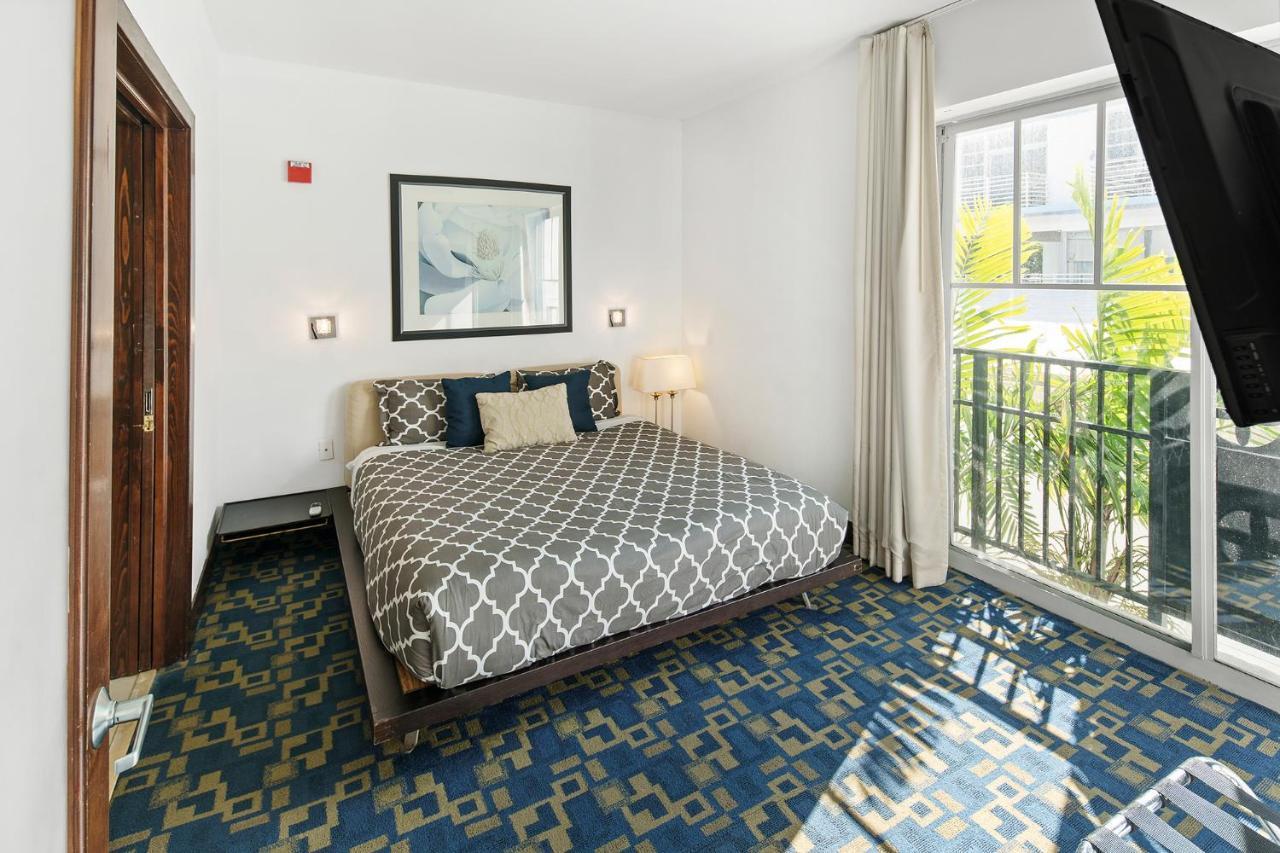 Ocean Drive With Rooftop Pool, South Beach, Miami Apartment *