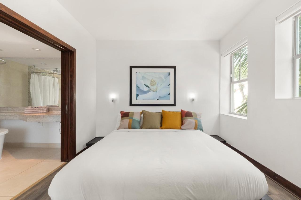 Ocean Drive With Rooftop Pool, South Beach, Miami Apartment