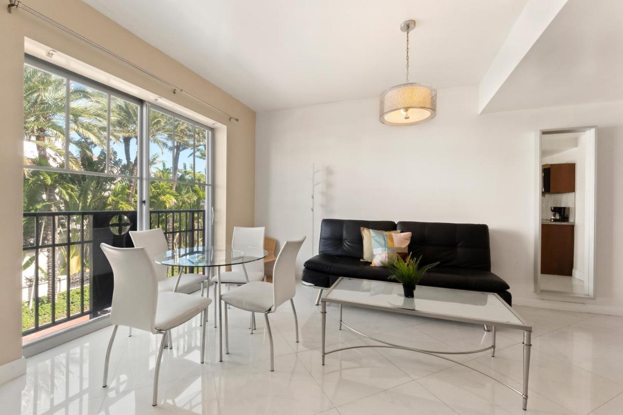 Ocean Drive With Rooftop Pool, South Beach, Miami Apartment *