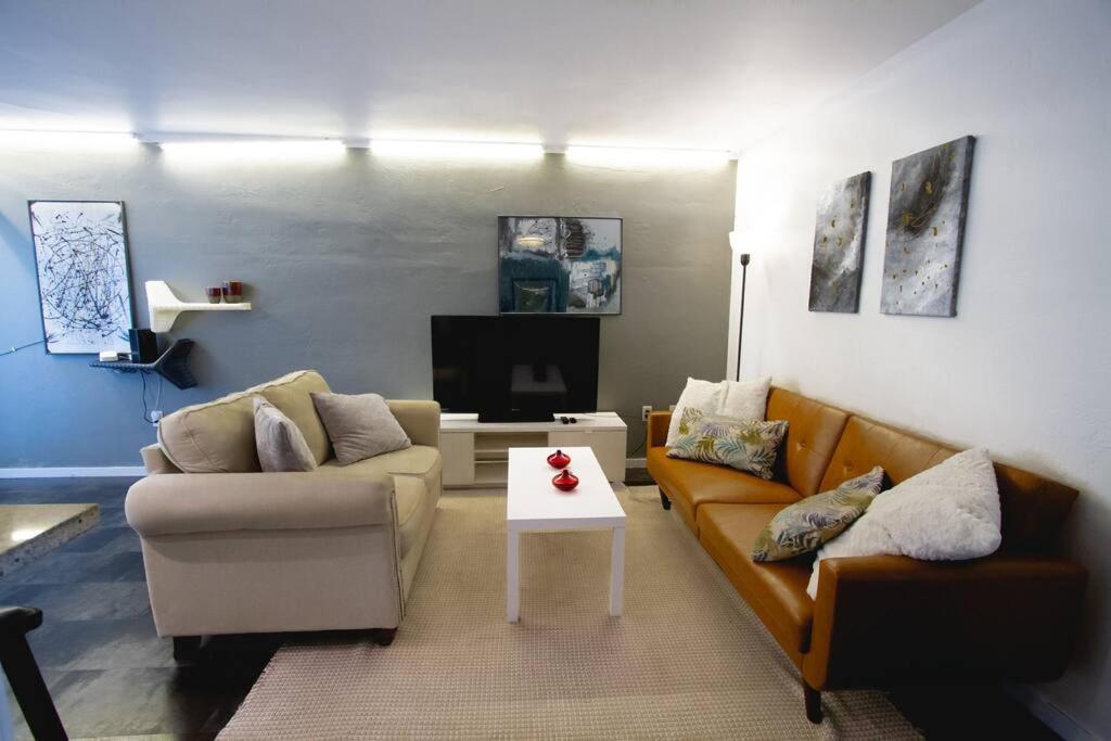 Queen 1bd+balcony 5 Min From Ocean Dr Free Parking Apartment *