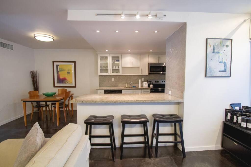 Queen 1bd+balcony 5 Min From Ocean Dr Free Parking Apartment *