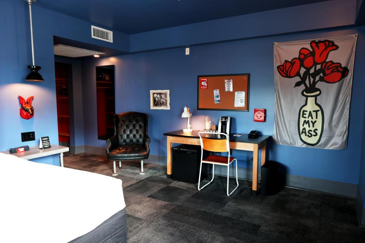 Gaythering - Gay - Adults Welcome Hotel