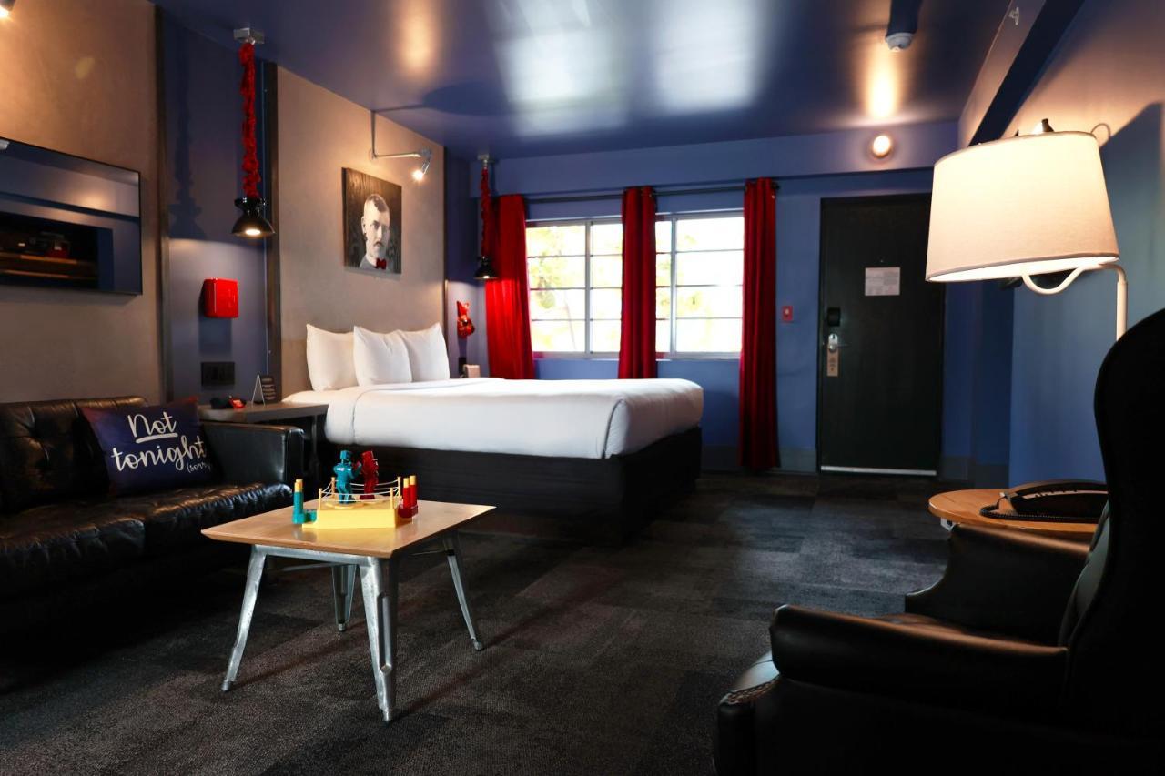 Gaythering - Gay - Adults Welcome Hotel Miami Beach