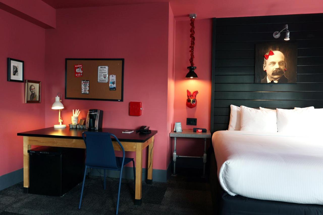 Gaythering - Gay - Adults Welcome 4*