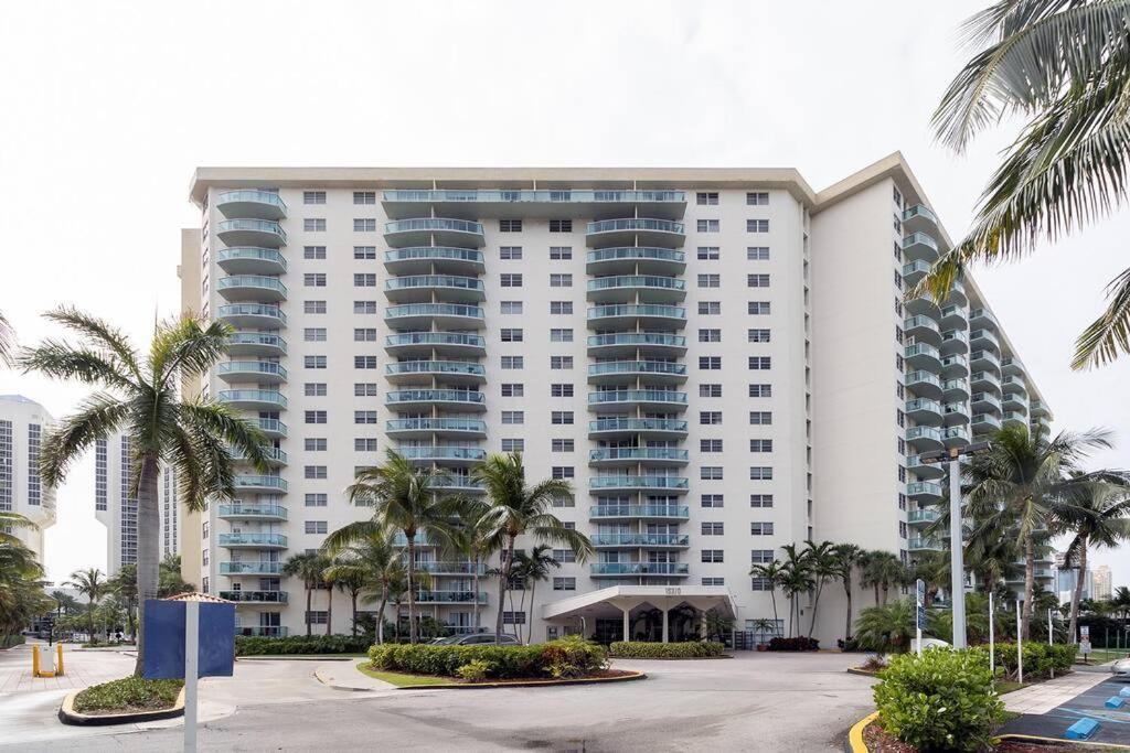 Stunning & Spacious Resort-style Across From Beach! Appartamento Miami Beach