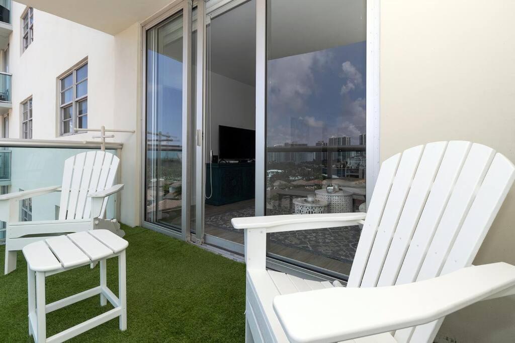 Appartamento Stunning & Spacious Resort-style Across From Beach!