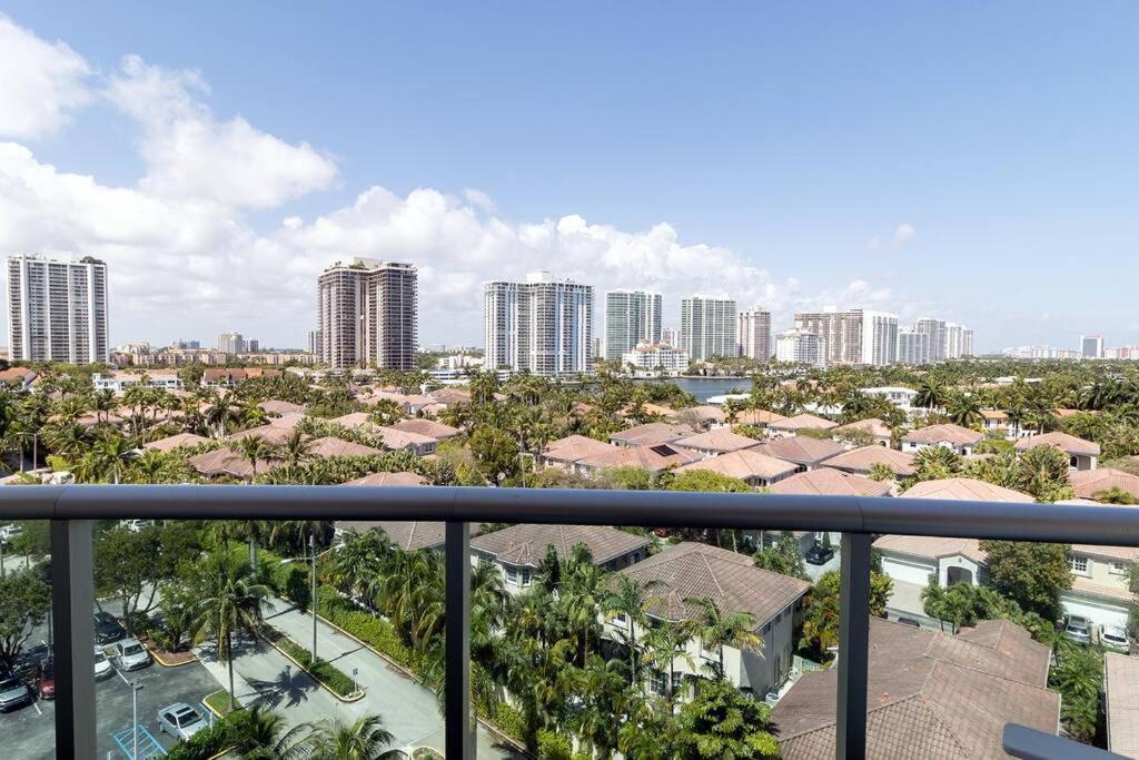 Stunning & Spacious Resort-style Across From Beach! Appartamento *