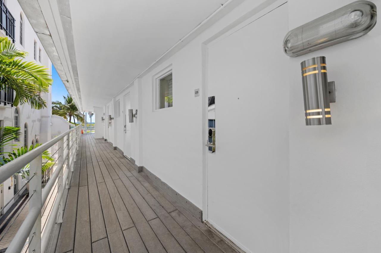 Ocean Drive With Rooftop Pool, South Beach, Miami Apartment