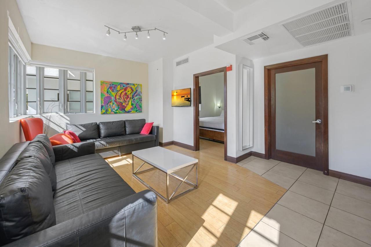 Ocean Drive With Rooftop Pool, South Beach, Miami Apartment *