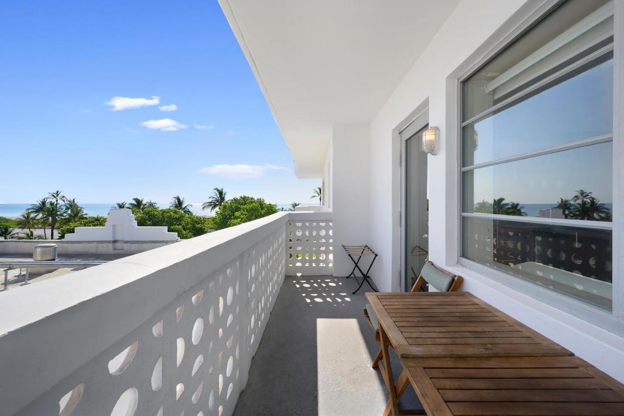 Ocean Drive With Rooftop Pool, South Beach, Miami Apartment