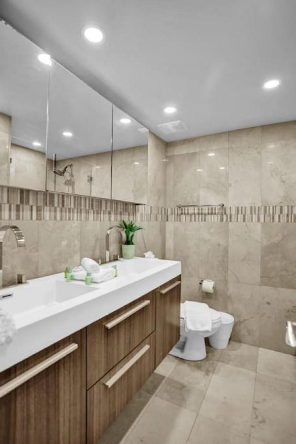Stylish Ocean Retreat Service 1009 Apartment Miami Beach