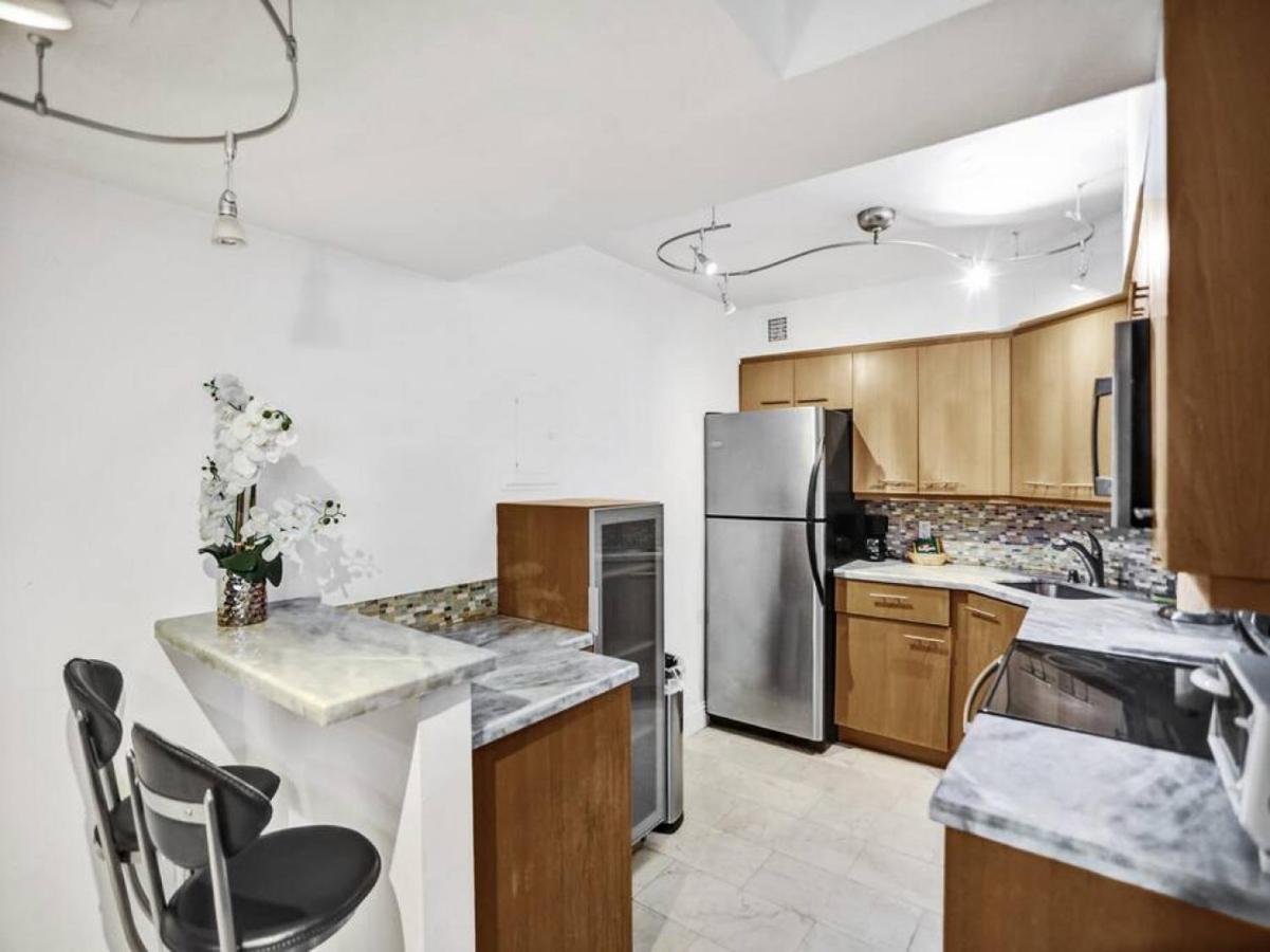 Stylish Ocean Retreat Service 1009 Apartment Miami Beach