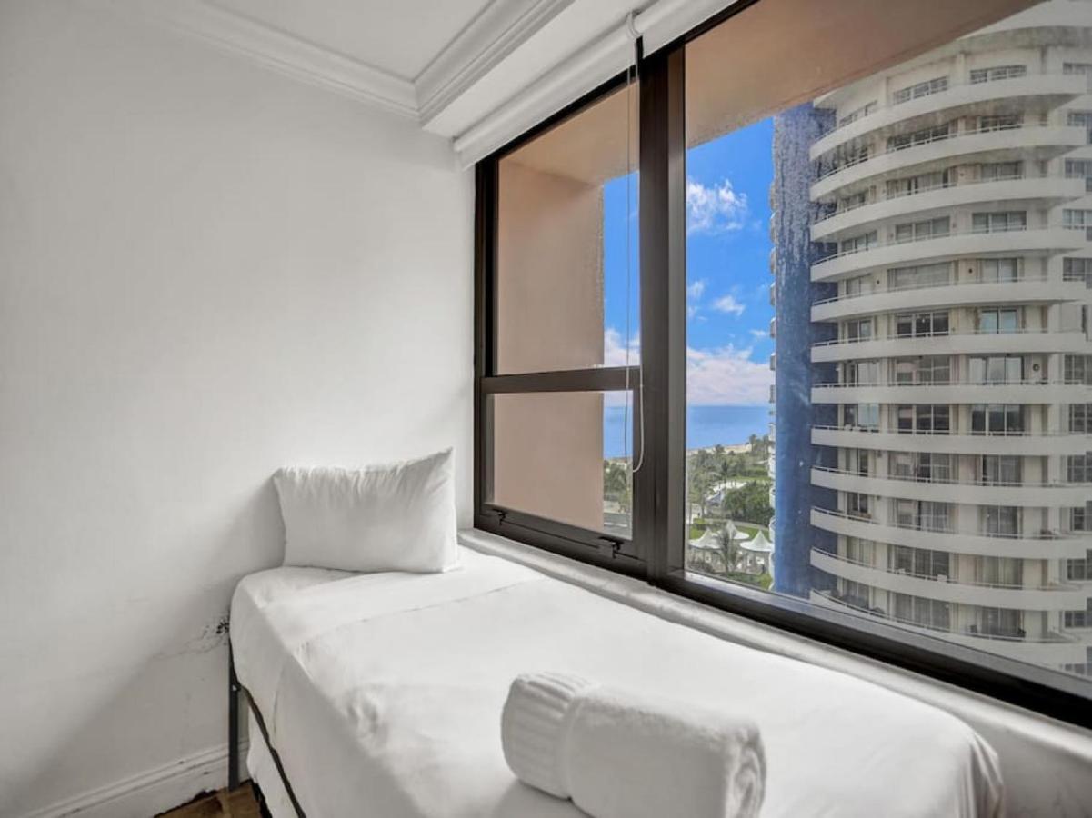 Stylish Ocean Retreat Service 1009 Apartment Miami Beach