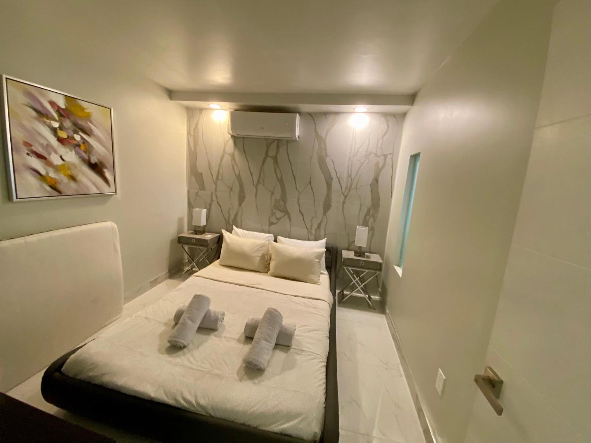 Apartment Luxurious Remodeled Direct Waterfront With Miami Skyline View And Outdoor Terrace Free Parking 5min Drive To Miami *