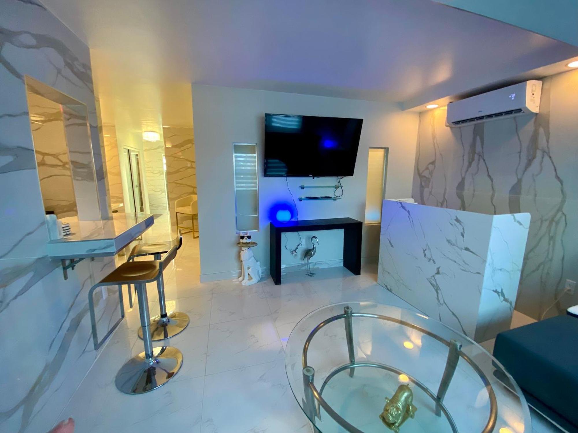 Luxurious Remodeled Direct Waterfront With Miami Skyline View And Outdoor Terrace Free Parking 5min Drive To Miami Miami Beach