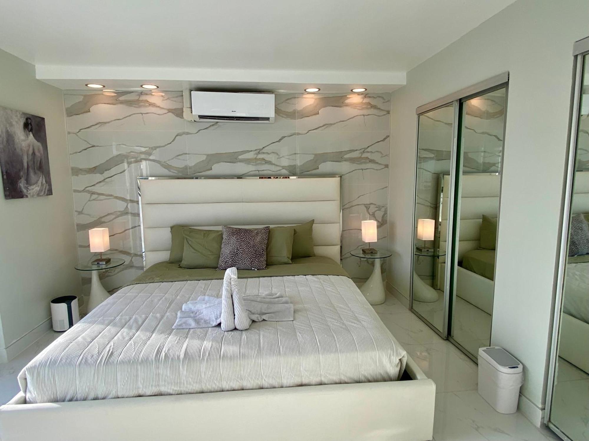 Apartment Luxurious Remodeled Direct Waterfront With Miami Skyline View And Outdoor Terrace Free Parking 5min Drive To Miami *