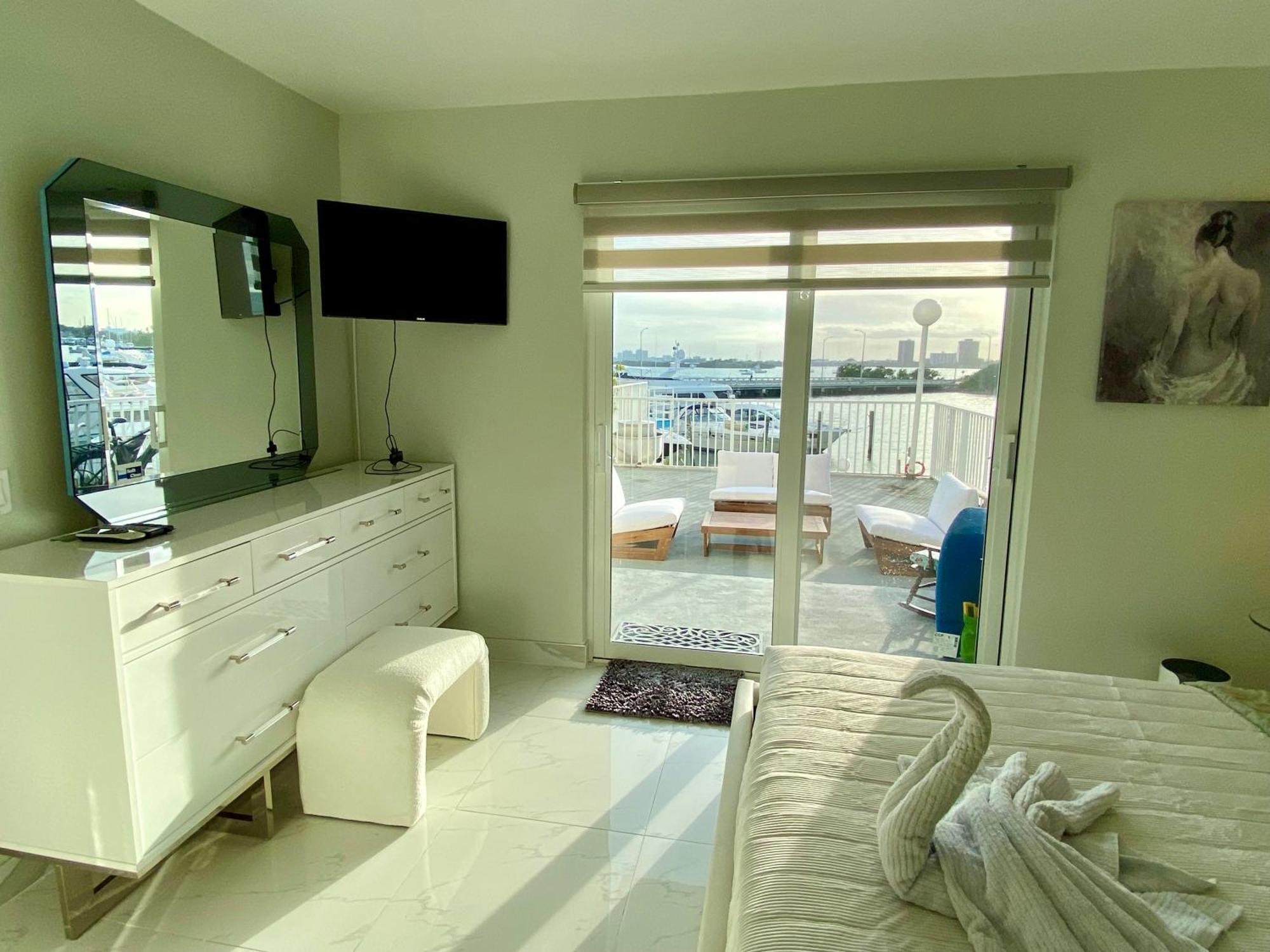 Luxurious Remodeled Direct Waterfront With Miami Skyline View And Outdoor Terrace Free Parking 5min Drive To Miami