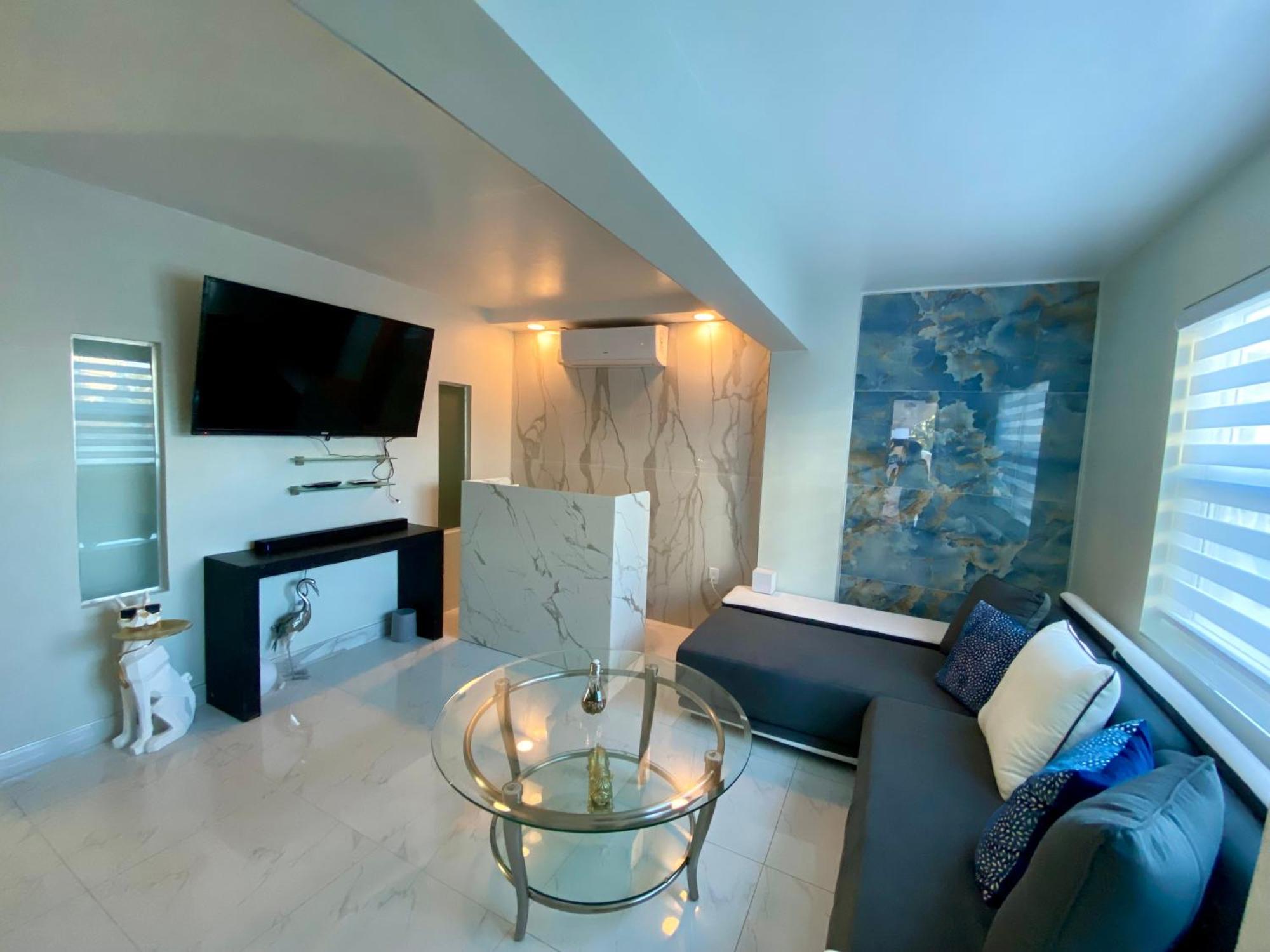 Apartment Luxurious Remodeled Direct Waterfront With Miami Skyline View And Outdoor Terrace Free Parking 5min Drive To Miami *