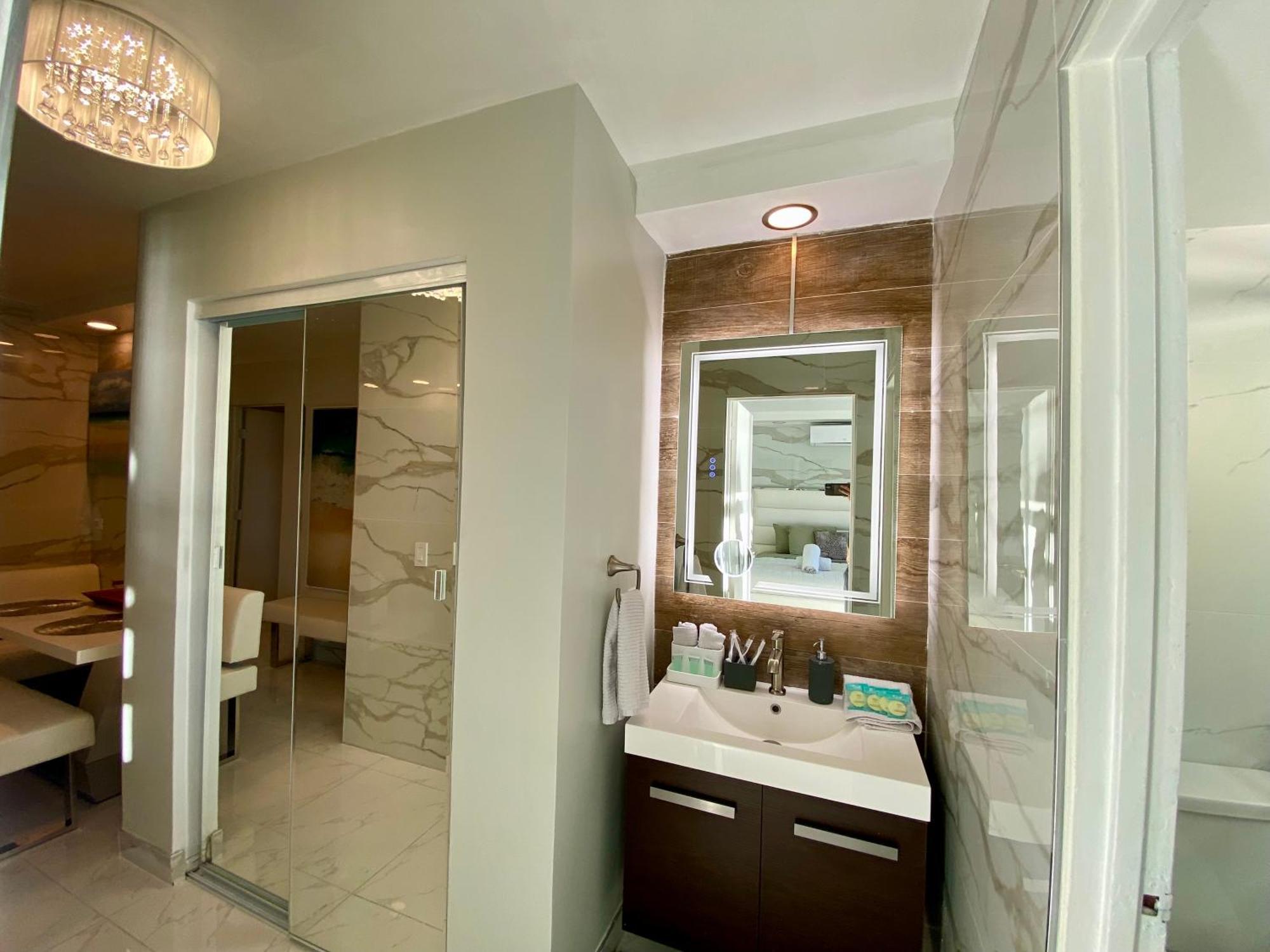 Luxurious Remodeled Direct Waterfront With Miami Skyline View And Outdoor Terrace Free Parking 5min Drive To Miami