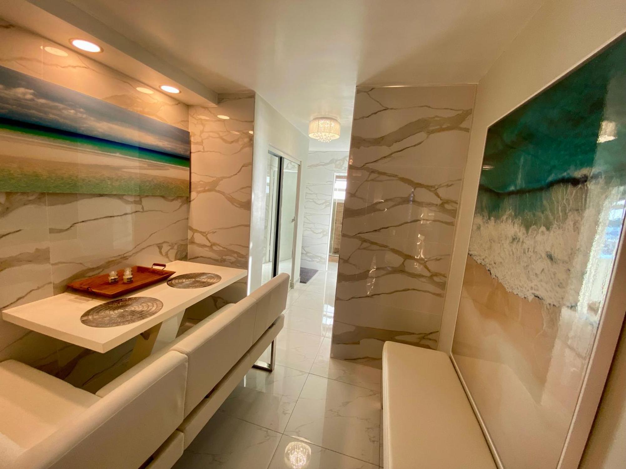 Luxurious Remodeled Direct Waterfront With Miami Skyline View And Outdoor Terrace Free Parking 5min Drive To Miami *