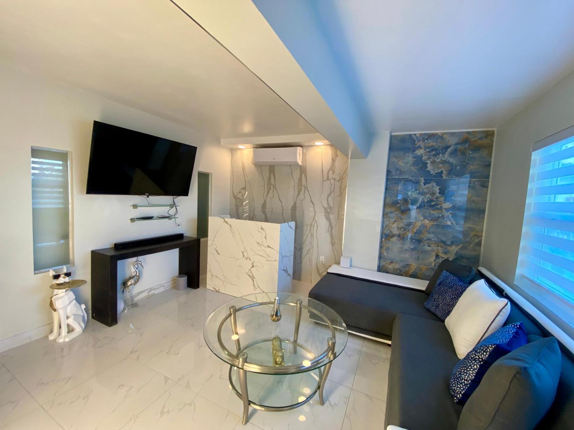 Apartment Luxurious Remodeled Direct Waterfront With Miami Skyline View And Outdoor Terrace Free Parking 5min Drive To Miami Miami Beach