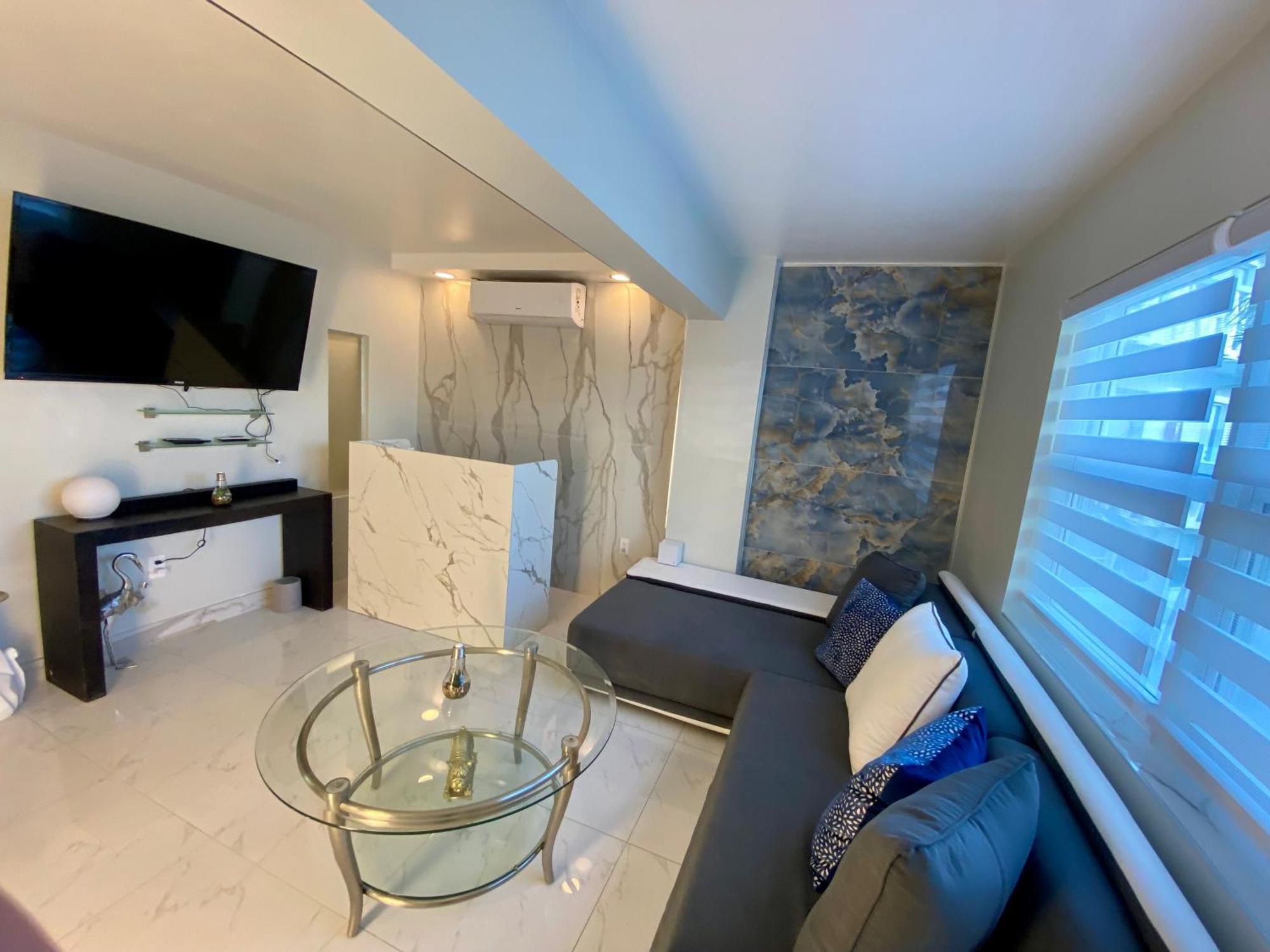 Luxurious Remodeled Direct Waterfront With Miami Skyline View And Outdoor Terrace Free Parking 5min Drive To Miami