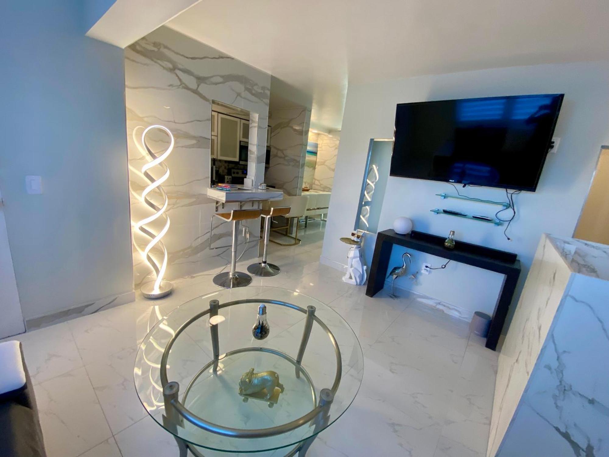 Apartment Luxurious Remodeled Direct Waterfront With Miami Skyline View And Outdoor Terrace Free Parking 5min Drive To Miami