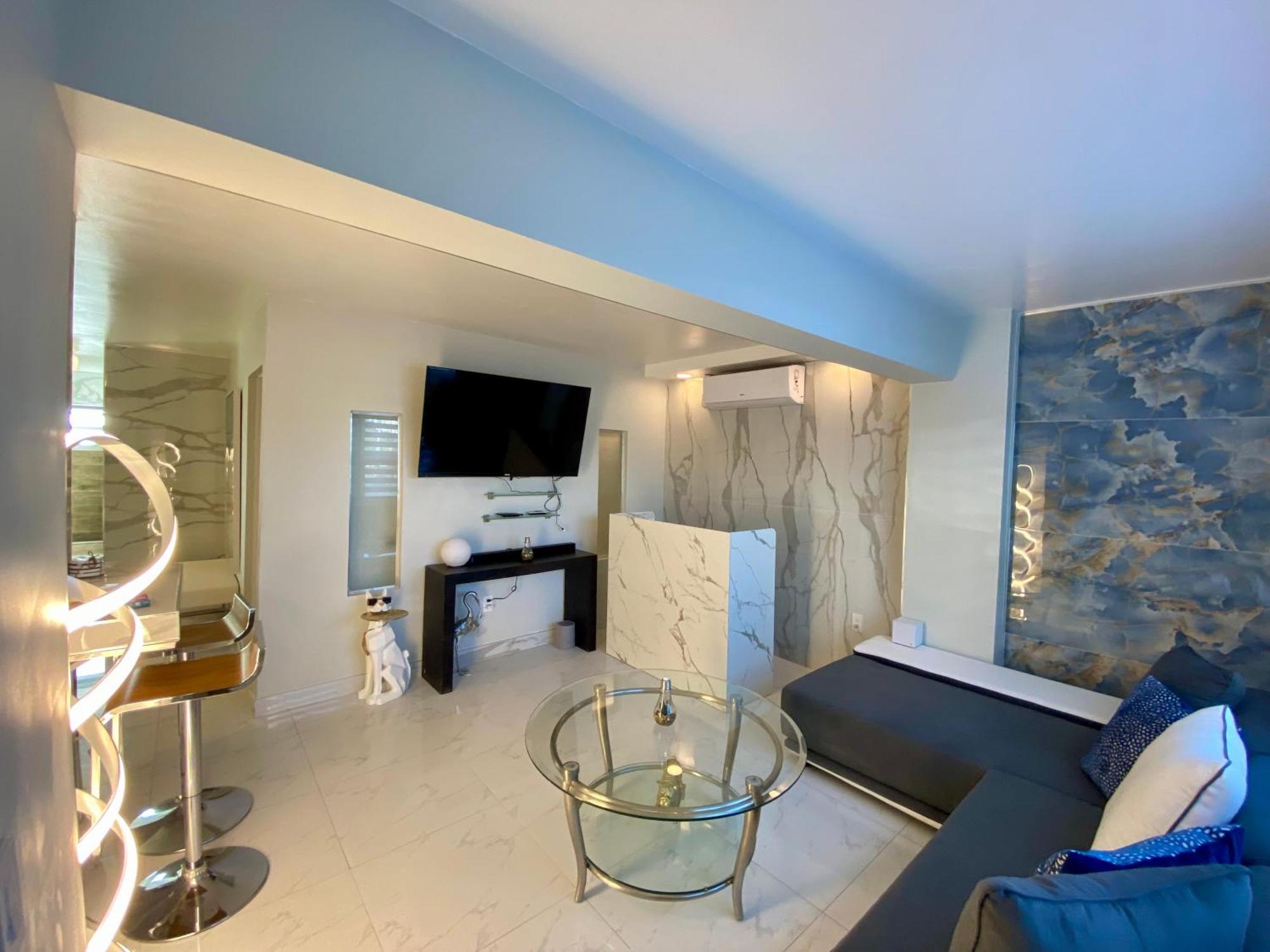 Apartment Luxurious Remodeled Direct Waterfront With Miami Skyline View And Outdoor Terrace Free Parking 5min Drive To Miami Miami Beach