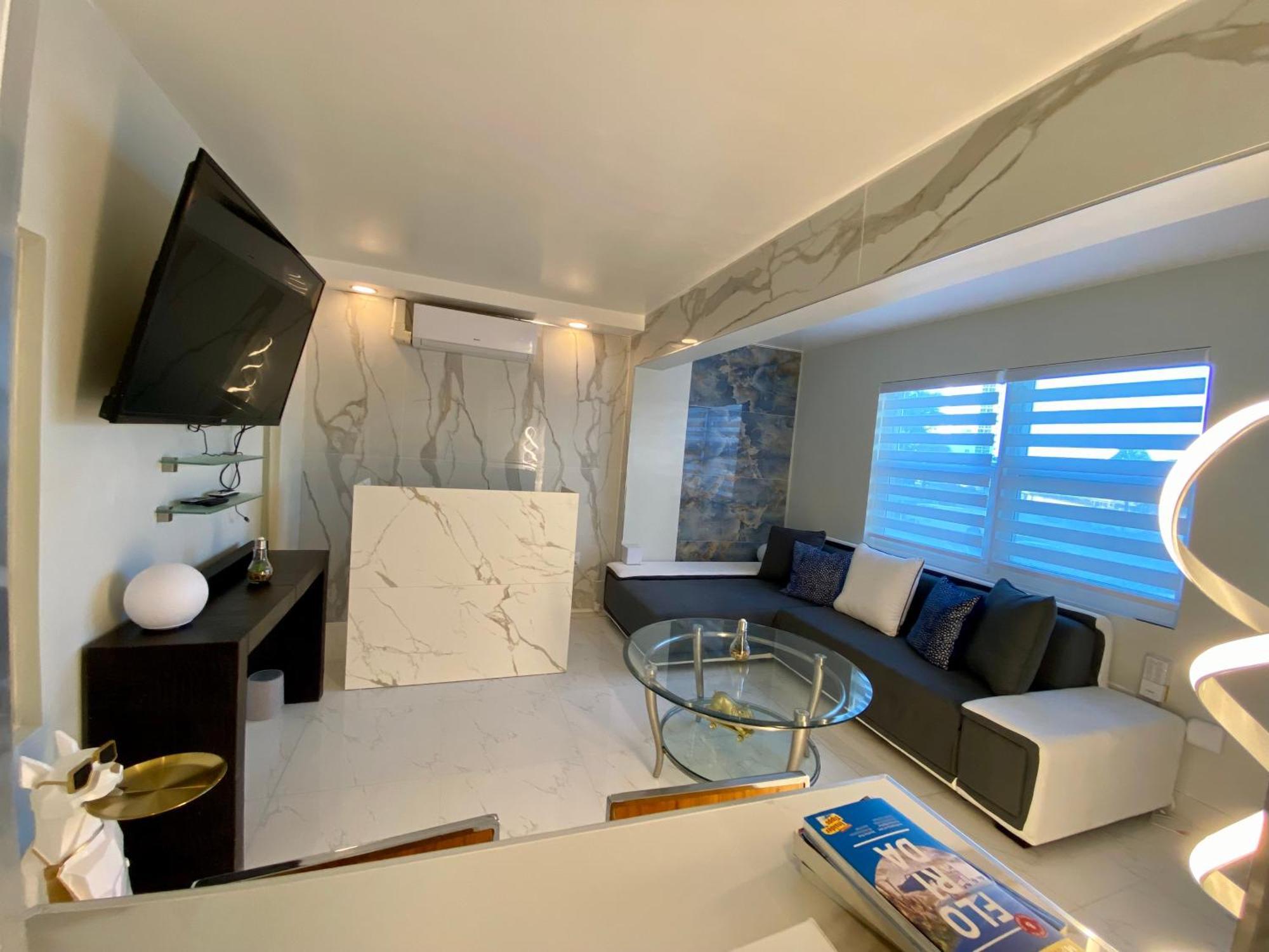 Apartment Luxurious Remodeled Direct Waterfront With Miami Skyline View And Outdoor Terrace Free Parking 5min Drive To Miami *