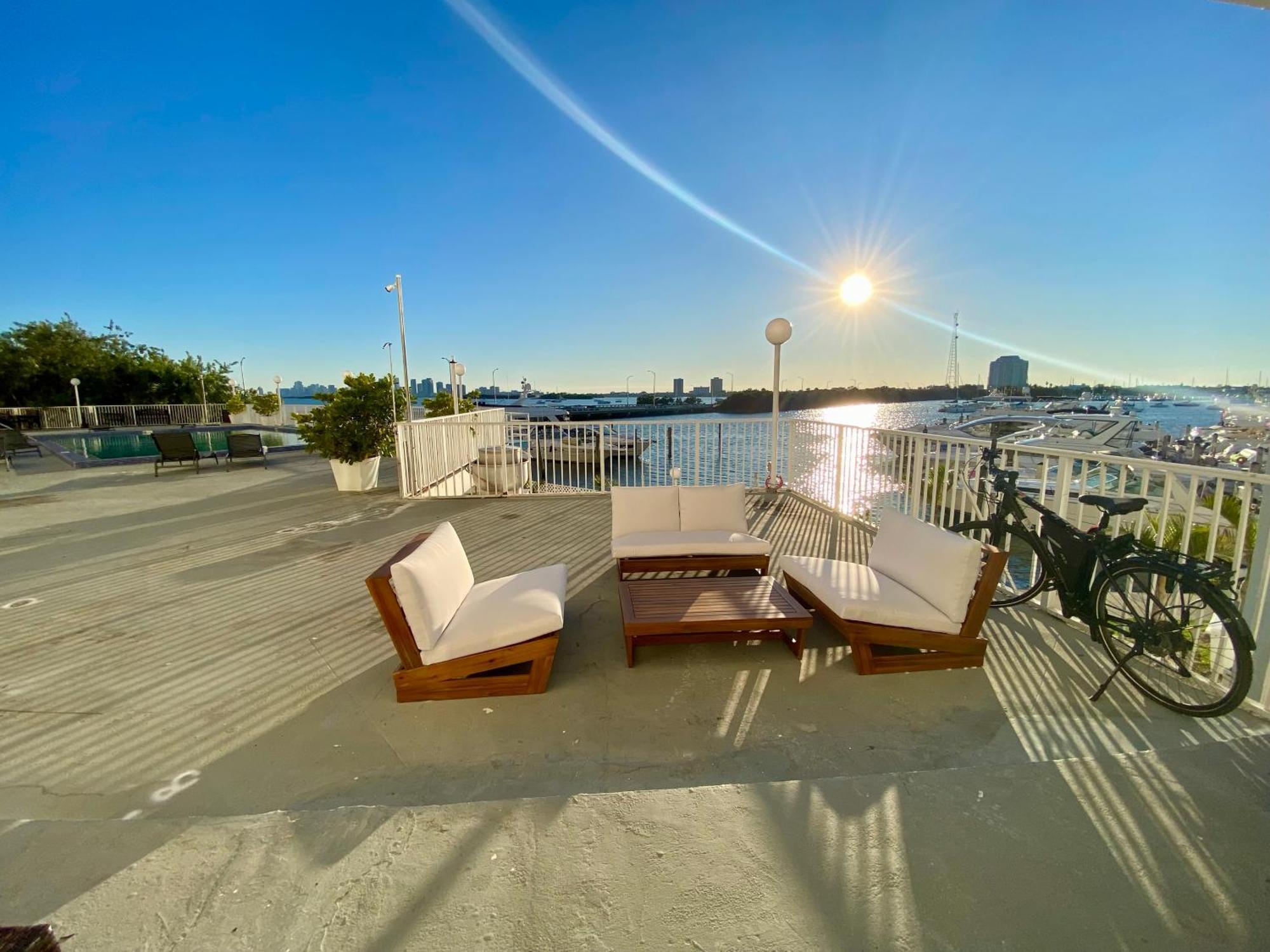 Apartment Luxurious Remodeled Direct Waterfront With Miami Skyline View And Outdoor Terrace Free Parking 5min Drive To Miami