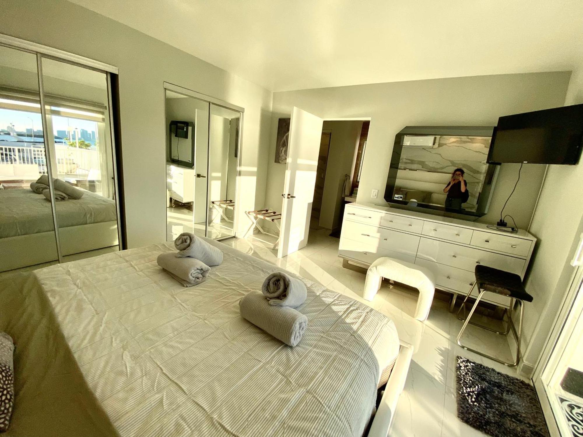 Luxurious Remodeled Direct Waterfront With Miami Skyline View And Outdoor Terrace Free Parking 5min Drive To Miami Apartment