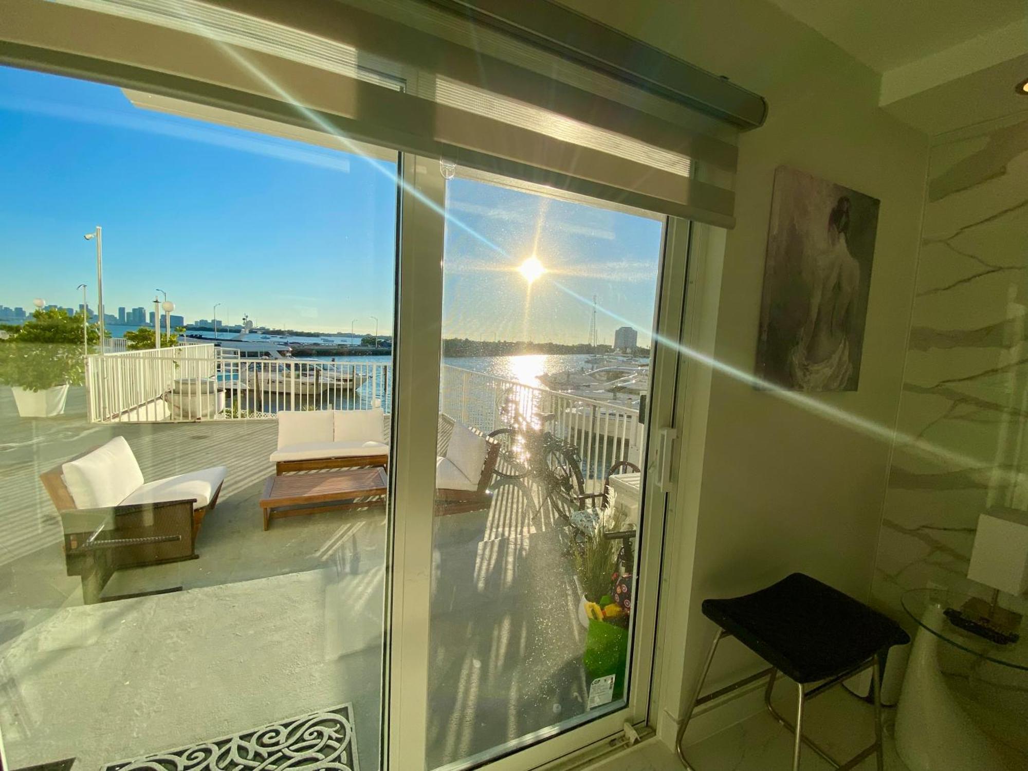 Luxurious Remodeled Direct Waterfront With Miami Skyline View And Outdoor Terrace Free Parking 5min Drive To Miami Apartment *