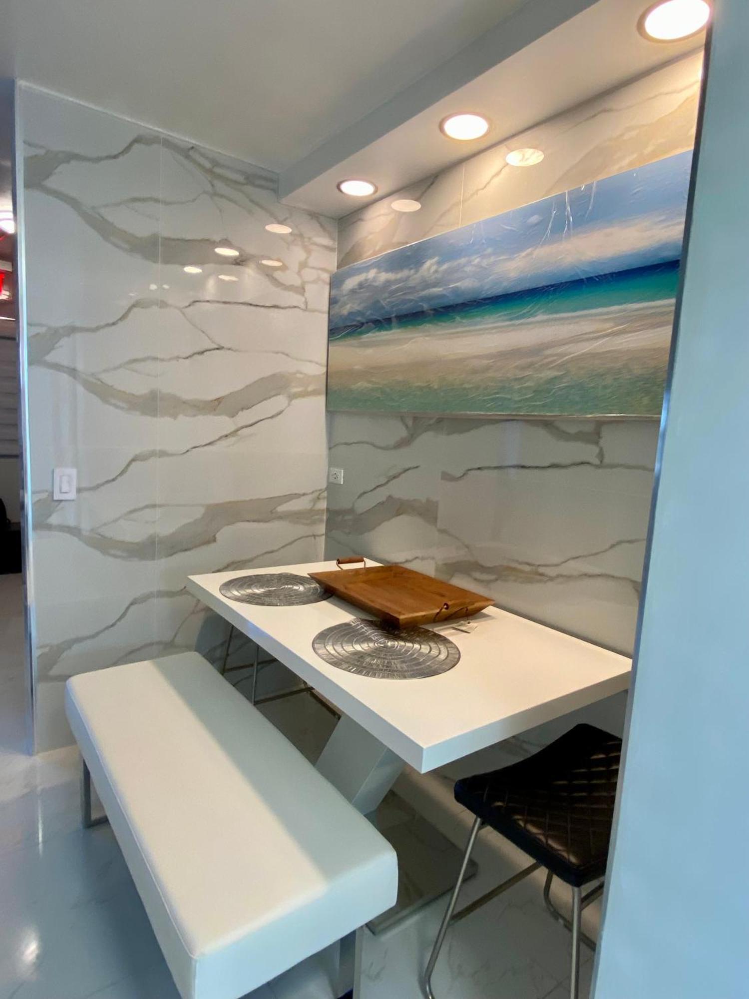 Luxurious Remodeled Direct Waterfront With Miami Skyline View And Outdoor Terrace Free Parking 5min Drive To Miami * Miami Beach