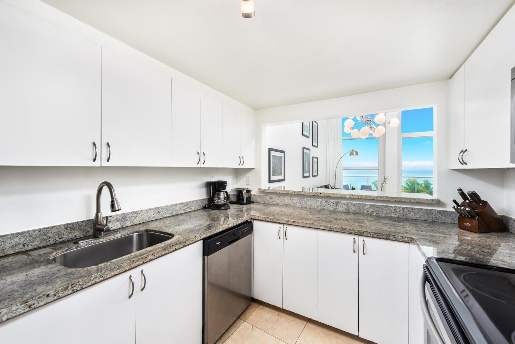 Oceanfront Loft At Castle Beach Club -m15 Aparthotel Miami Beach