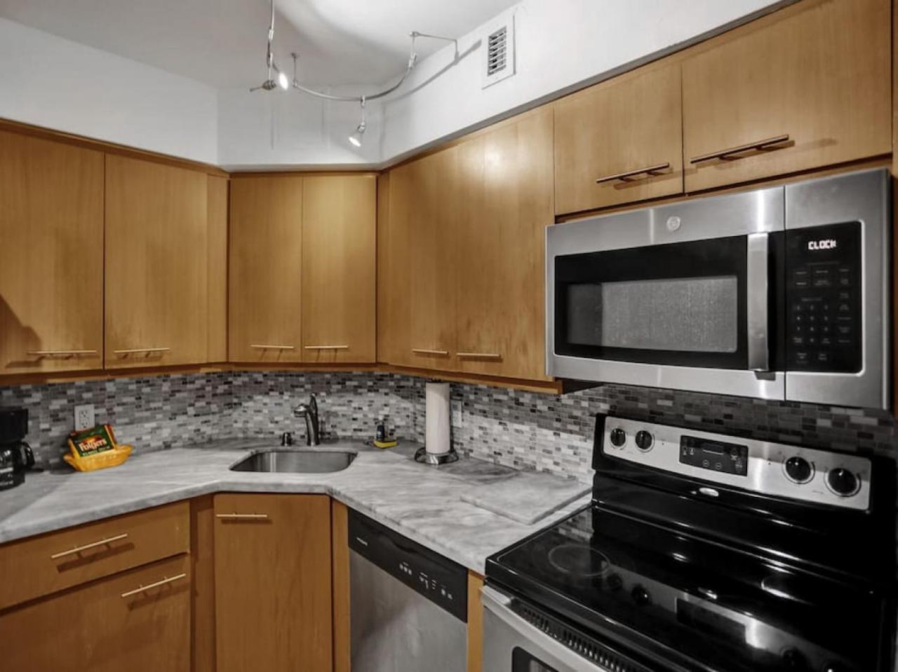 Stylish Ocean Retreat Service 1009 Miami Beach