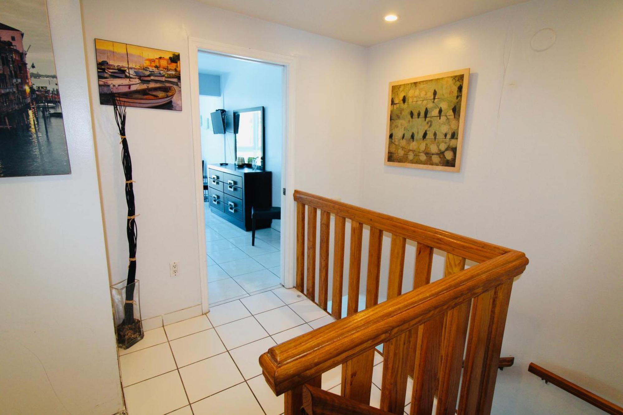 Castle Th16 Beachfront Townhouse With Private Patio, Direct Access, Pool, Tennis & Free Parking! Holiday home Miami Beach