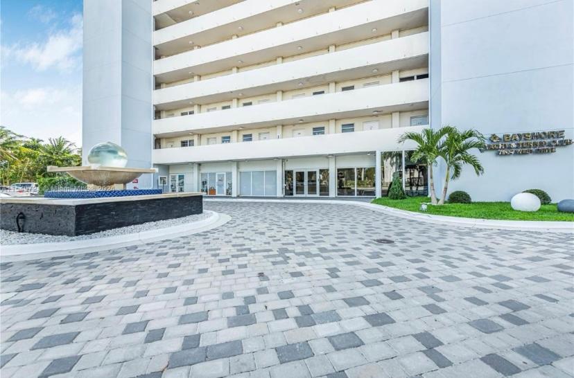 Luxurious Remodeled Direct Waterfront With Miami Skyline View And Outdoor Terrace Free Parking 5min Drive To Miami Apartment *
