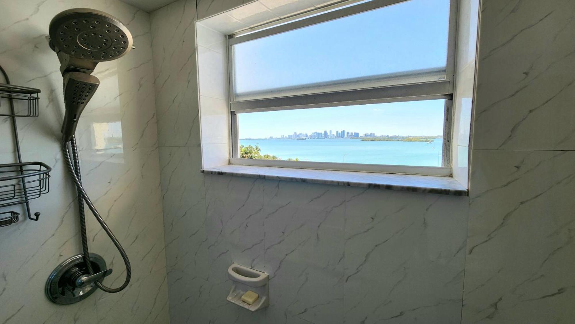 Appartamento Bayfront Breathtaking Views- One Bedroom W Balcony- Living -free Parking