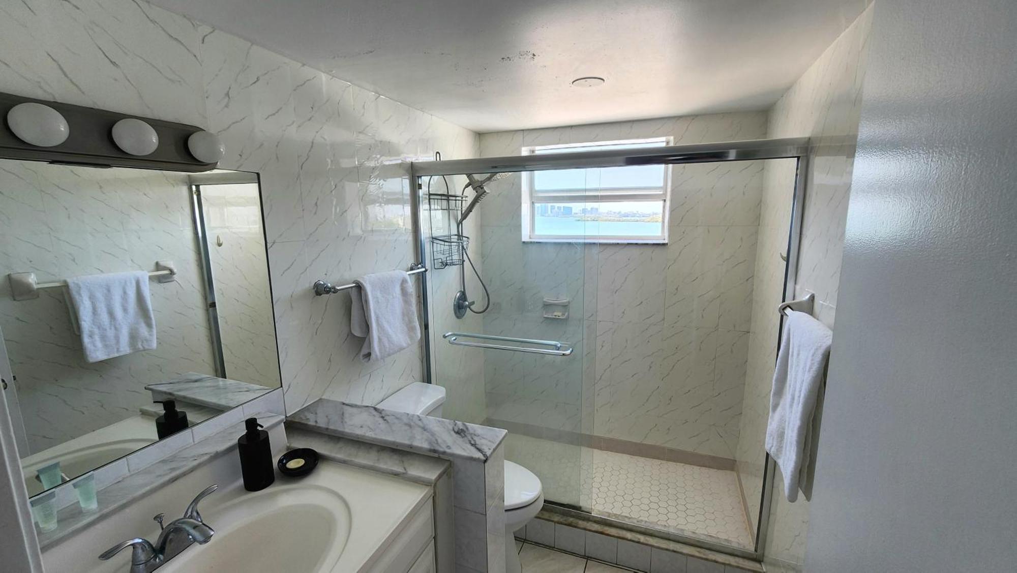 Appartamento Bayfront Breathtaking Views- One Bedroom W Balcony- Living -free Parking *
