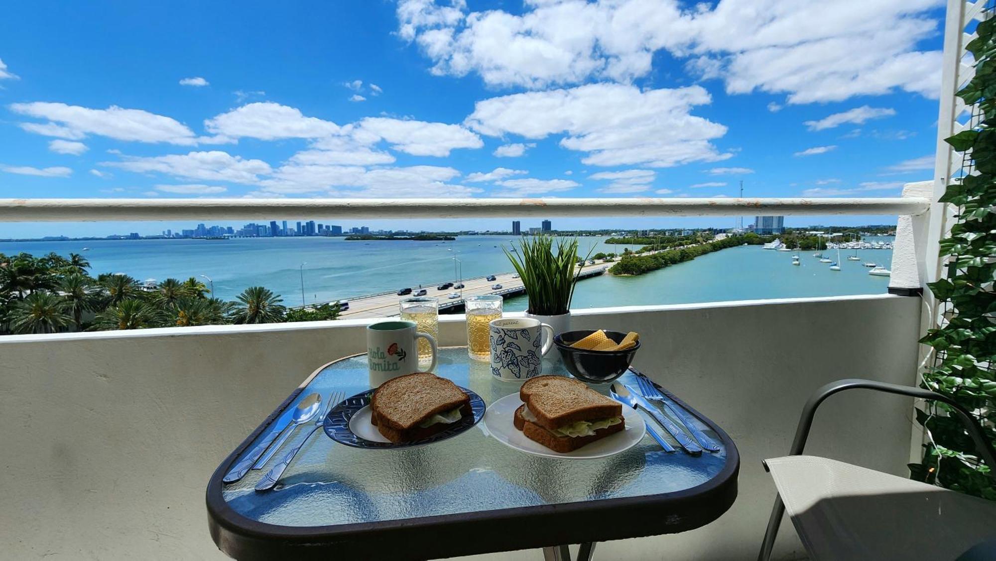 Bayfront Breathtaking Views- One Bedroom W Balcony- Living -free Parking Appartamento *