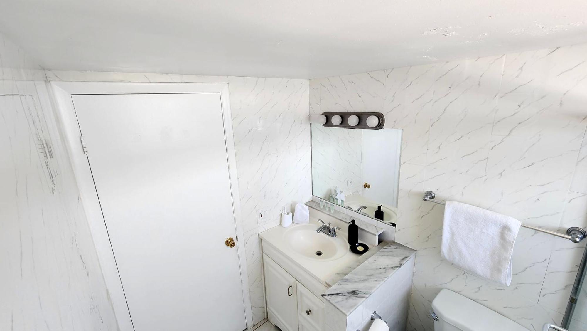 Bayfront Breathtaking Views- One Bedroom W Balcony- Living -free Parking Appartamento