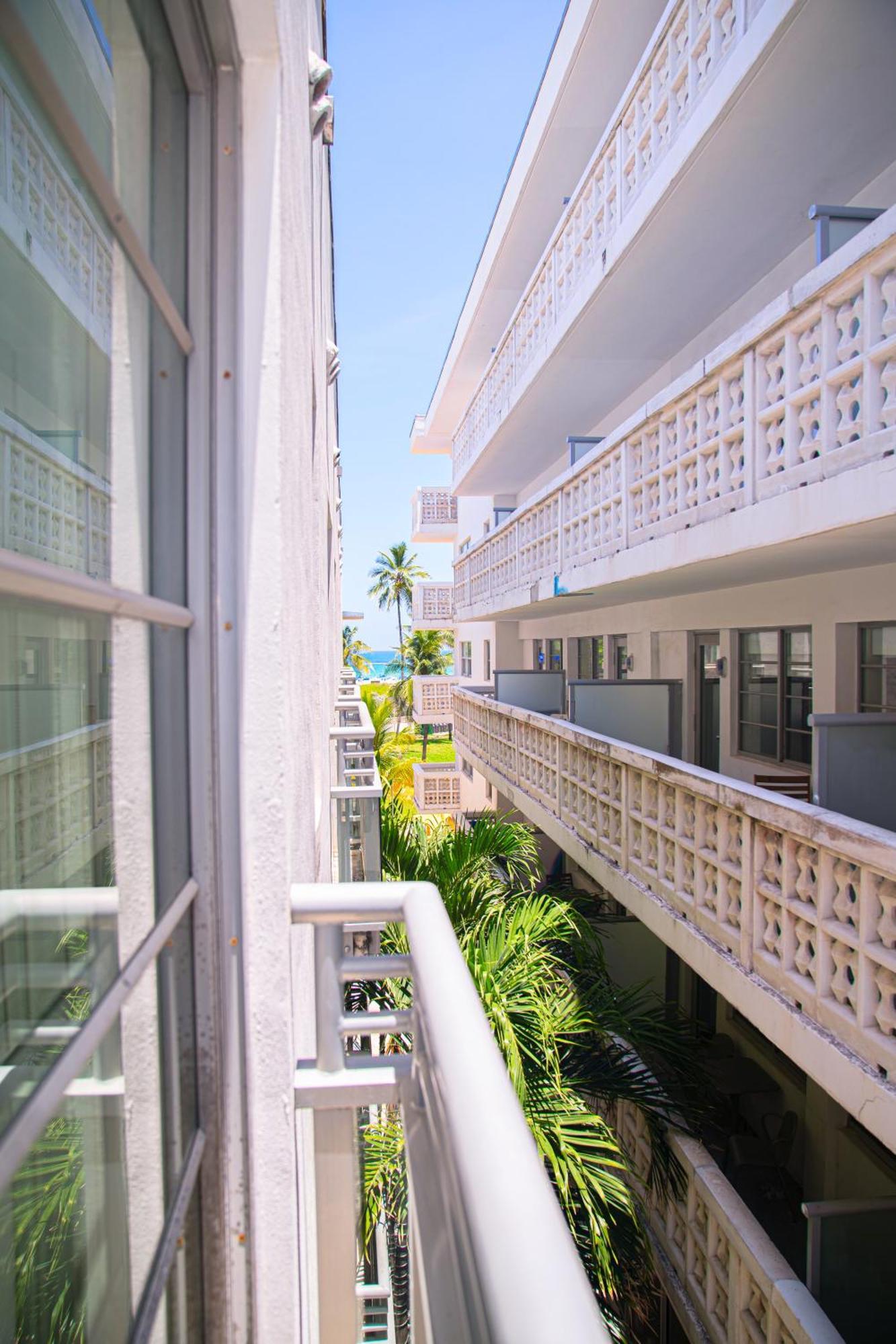 Ocean Drive With Rooftop Pool, South Beach, Miami Apartment